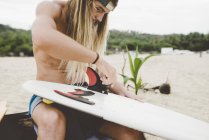 Surfista australiano che prepara tavola da surf, Bacocho, Puerto Escondido, Messico — Foto stock