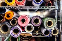 Gros plan des rouleaux de tissu dans l'atelier des arts du livre — Photo de stock