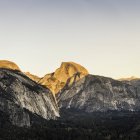 Erhöhter Blick auf Talwälder und Berge bei Sonnenuntergang, Yosemite-Nationalpark, Kalifornien, USA — Stockfoto