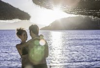 Couple embracing on vacation — Stock Photo