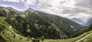Вид на зелені пагорби під хмарним небом — стокове фото