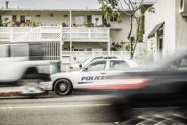 Disparo de movimiento borroso de exceso de velocidad coche de policía - foto de stock