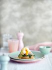 Porzione di uova benedire la colazione sul tavolo — Foto stock