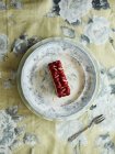Vue du dessus du dessert pâtissier aux fraises sur assiette — Photo de stock