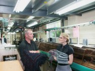 Рабочие с тканями на швейной фабрике — стоковое фото
