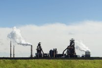 Nuages de vapeur provenant de la fonderie, IJmuiden, Noord-Holland, Pays-Bas — Photo de stock