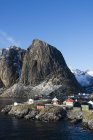 Paisaje con casas y montañas frente al mar, Hamnoy, Islas Lofoten, Noruega - foto de stock