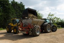 Landwirt verarbeitet organischen Dünger in Düngerstreuer auf Hof — Stockfoto