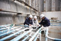Lavoratori che controllano tubazioni su navi portacontainer presso cantieri navali, GoSeong-gun, Corea del Sud — Foto stock