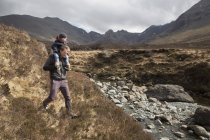 Pai e filho caminhadas, Fadas Piscinas, Ilha de Skye, Hébridas, Escócia — Fotografia de Stock