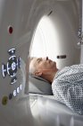 Homme mûr patient entrant dans CT scanner — Photo de stock