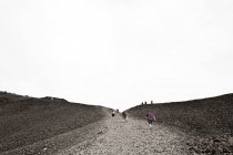 Люди ходят по скалистой тропинке, Черный бивень, Провинциальный парк Гарибальди, Британская Колумбия, Канада — стоковое фото
