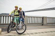 Radfahrer auf der Bay Bridge, San Francisco — Stockfoto