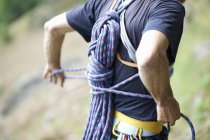 Ausgeschnittene Ansicht eines Bergsteigers mit Kletterseil auf dem Rücken — Stockfoto