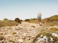 Вид сзади женщины с пляжной сумкой, Менорка, Испания — стоковое фото