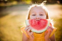 Jeune fille faisant sourire avec pastèque — Photo de stock