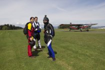 Портрет команды парашютистов, готовящейся к полету, Бенвиль, Швейцария — стоковое фото