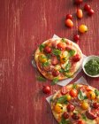 Vue de dessus des pizzas tomate, basilic et prosciutto — Photo de stock