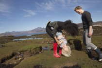 Мать щекочет сына, Лох-Эйшорт, остров Скай, Гебриды, Шотландия — стоковое фото