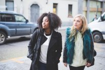 Zwei junge Freundinnen auf der Straße, como, italien — Stockfoto