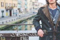 Uomo in piedi sul canale, Milano, Italia — Foto stock