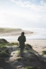 Человек, смотрящий на побережье с дюн, Сорсо, Сассари, Фелиния, Италия — стоковое фото