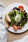 Vue de dessus de salade mixte avec baguette tranchée — Photo de stock