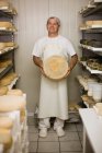 Trabalhador em um leite de queijo — Fotografia de Stock