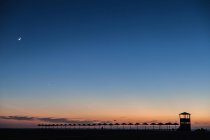Silhueta de guarda-sóis ao pôr do sol, Piscinas, Sardenha, Itália — Fotografia de Stock
