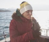 Giovane donna che tiene il pesce in barca — Foto stock