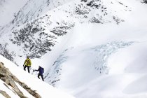 Scialpinisti che sciano sulle montagne innevate, Saas Fee, Svizzera — Foto stock