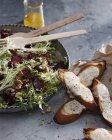 Страва змішаного салату з волоськими горіхами та сирними грінками — стокове фото