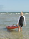 Retrato de menino nipper (criança salva-vidas surf) segurando prancha de surf, Altona, Melbourne, Austrália — Fotografia de Stock