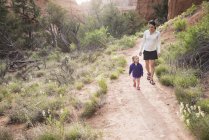 Mãe e filha, caminhadas no Parque Estadual da Bacia de Kodachrome, Utah, EUA — Fotografia de Stock