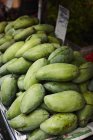 Montón de mangos verdes - foto de stock