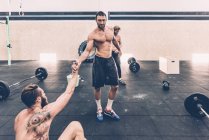 Crosstrainer macht Wasserpause beim Gewichtheben im Fitnessstudio — Stockfoto