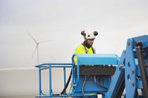 Інженер, що працює на будівництві вітрових турбін — стокове фото