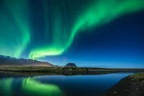 Céu com aurora boreal refletindo na água do mar — Fotografia de Stock