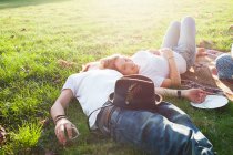 Romantico giovane coppia rilassante alla festa pic-nic nel parco — Foto stock