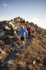 Trail runners on rocky path, Vallese, Svizzera — Foto stock