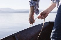 Homem em barco com corda, Aure, Noruega — Fotografia de Stock