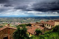 Rural landscape with village buildings under cloudy sky — Stock Photo