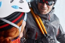 Альпіністи обличчям до обличчя посміхаються — стокове фото
