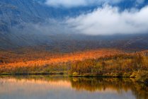Autumn color and low cloud at Maliy Vudjavr Lake, Khibiny mountains, Kola Peninsula, Russia — Stock Photo
