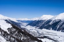 Vallée de montagne enneigée, Engadin, Suisse — Photo de stock