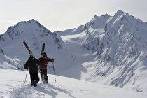 Due sciatori maschi che camminano in salita, Obergurgl, Austria — Foto stock