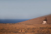 Vista del antiguo molino de viento y el mar, Fuerteventura, España - foto de stock