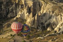 Coppia di mongolfiere che galleggiano l'una accanto all'altra in valle, Cappadocia, Anatolia, Turchia — Foto stock