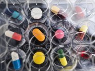 Pesquisa farmacêutica de variedade de medicamentos em uma bandeja de vários poços para testes laboratoriais, vista superior — Fotografia de Stock