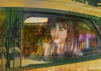 Retrato de jovem mulher na parte de trás do táxi — Fotografia de Stock